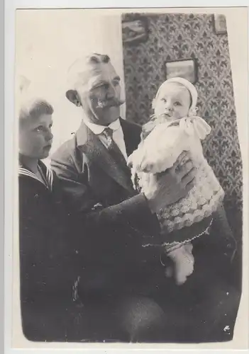 (F13262) Orig. Foto Mann mit Junge und Kleinkind im Zimmer 1927