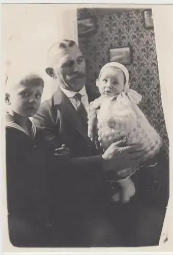 (F13261) Orig. Foto Mann mit Junge und Kleinkind im Zimmer 1927