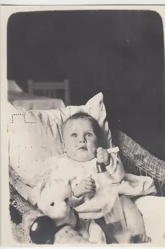 (F13259) Orig. Foto Kleinkind mit Flasche im Körbchen 1927