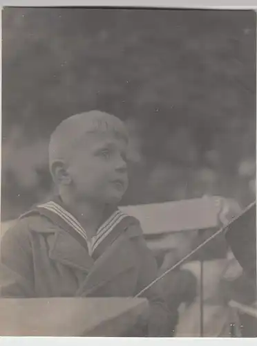 (F13257) Orig. Foto kleiner Junge in Matrosenkleidung und Winkelement 1927