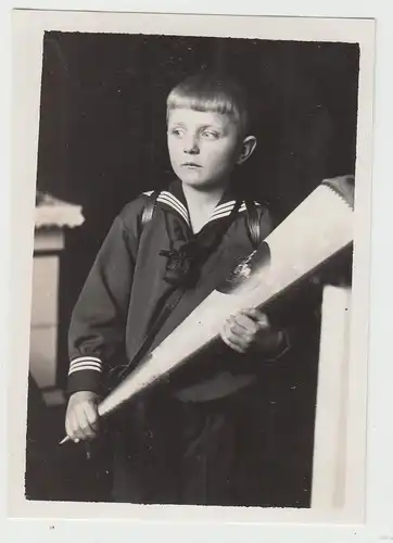 (F13254) Orig. Foto kleiner Junge mit Zuckertüte 1927