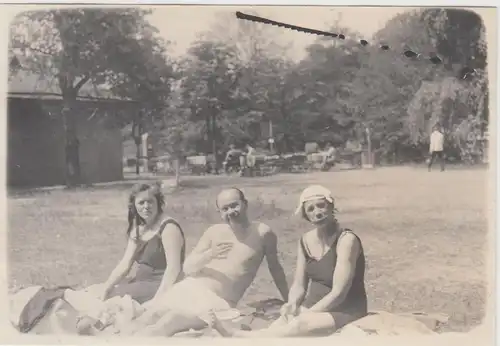 (F13251) Orig. Foto Berlin Baumwerder, Personen auf Wiese, Badeanstalt 1926