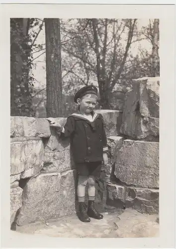 (F13247) Orig. Foto kleiner Junge steht an Steinmauer 1930er