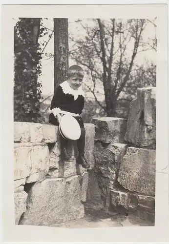 (F13246) Orig. Foto kleiner Junge sitzt auf Steinmauer 1930er