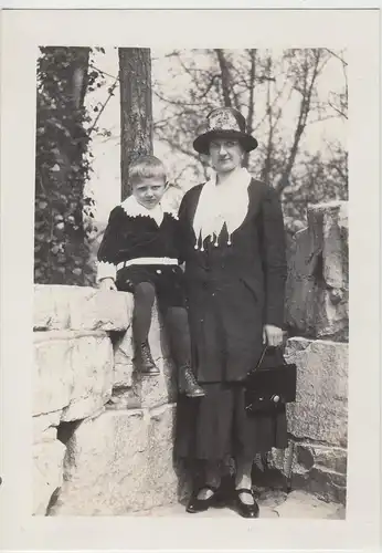 (F13245) Orig. Foto Frau u. kleiner Junge an Steinmauer 1930er