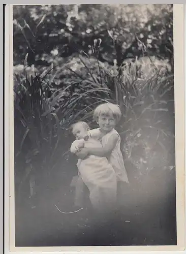 (F13242) Orig. Foto kleines Mädchen m. Kleinkind im Garten 1930er