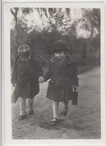 (F13239) Orig. Foto Kinder mit Köfferchen, Spaziergang 1930er