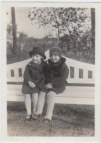 (F13236) Orig. Foto Kinder eingemummelt sitzen auf der Bank 1930er