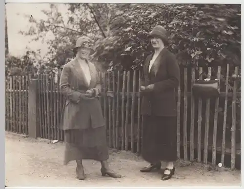 (F13231) Orig. Foto Frauen stehen am Gartenzaun, Spaziergang 1920er