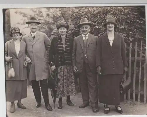 (F13230) Orig. Foto Personen stehen am Gartenzaun, Spaziergang 1920er
