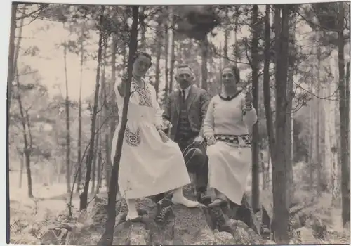 (F13228) Orig. Foto Personen stehen auf Felsen im Wald, Spaziergang 1920er