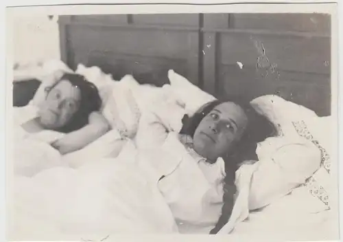 (F13226) Orig. Foto zwei Frauen liegen im Ehebett 1920er