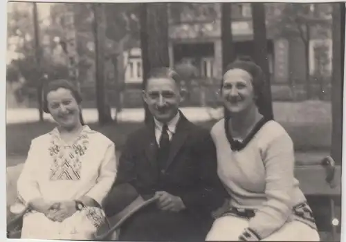 (F13225) Orig. Foto Personen sitzen auf einer Bank, Spaziergang 1920er