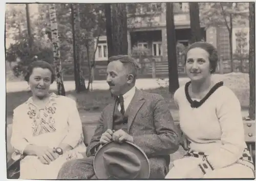 (F13224) Orig. Foto Personen sitzen auf einer Bank, Spaziergang 1920er