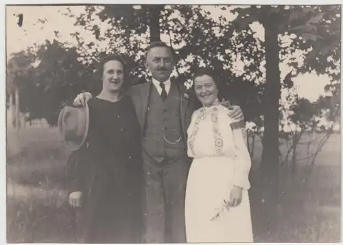 (F13222) Orig. Foto Personen im Freien, Spaziergang 1920er