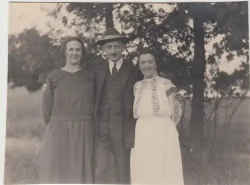 (F13221) Orig. Foto Personen im Freien, Spaziergang 1920er