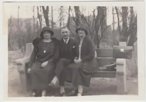 (F13219) Orig. Foto Personen sitzen auf einer Bank, Spaziergang 1920er