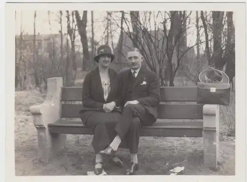(F13216) Orig. Foto Personen sitzen auf einer Bank, Spaziergang 1920er