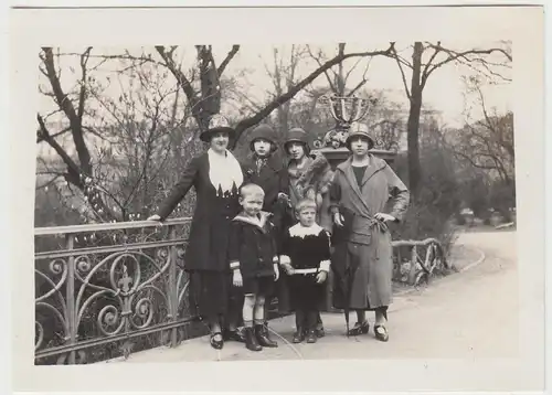 (F13215) Orig. Foto Spaziergang, Personen an eisernem Brückengeländer 1920er