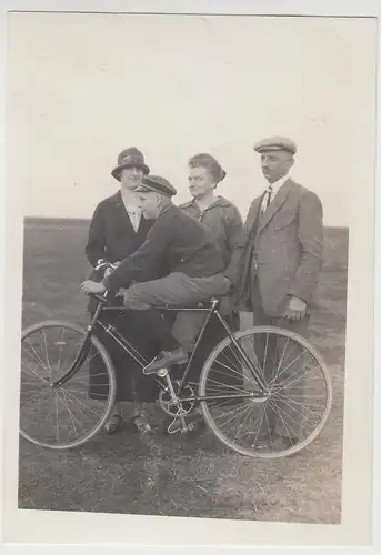 (F13212) Orig. Foto Personen im Freien, junger Mann mit Fahrrad 1920er