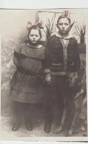 (F13208) Orig. Foto Kinder, Junge u. Mädchen mit Hund am Haus 1920er