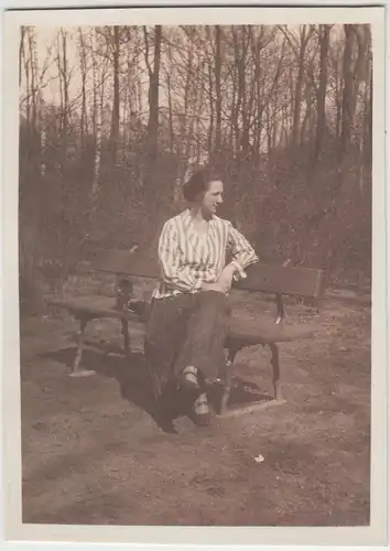 (F13206) Orig. Foto junge Frau sitzt auf einer Bank im Freien 1920er