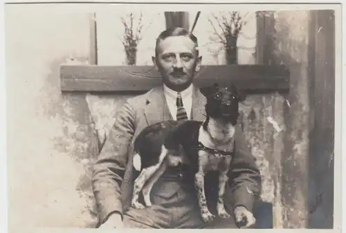 (F13204) Orig. Foto Herr mit Hund an der Hauswand 1920er