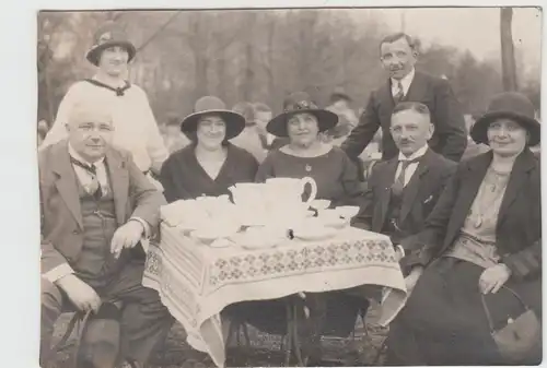 (F13202) Orig. Foto Personen sitzen a.Kaffetisch im Freien 1920er