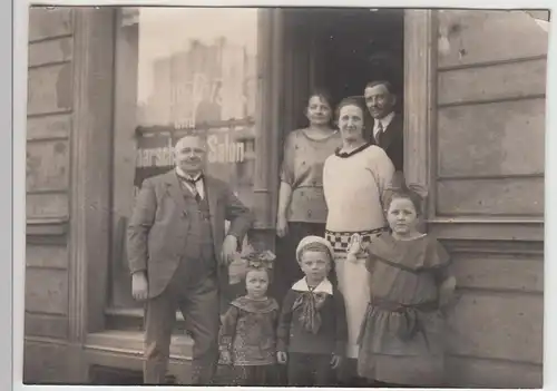 (F13201) Orig. Foto Personen vor einem Barbier Frisör 1920er