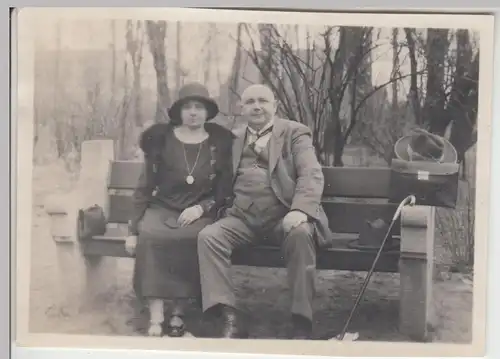(F13199) Orig. Foto Personen sitzen auf einer Bank, Spaziergang 1920er