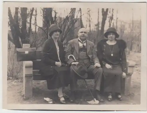 (F13196) Orig. Foto Personen sitzen auf einer Bank, Spaziergang 1920er