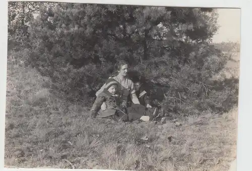 (F13195) Orig. Foto junge Frau mit Kinder vor einem Busch 1920er