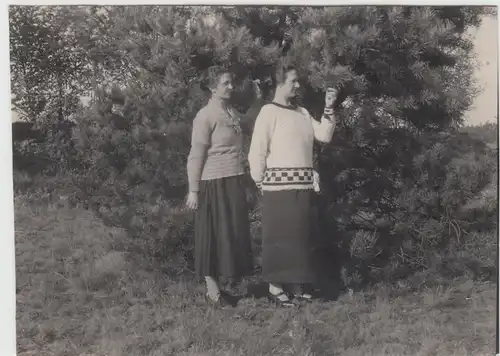 (F13194) Orig. Foto junge Damen an einem Busch, 1920er
