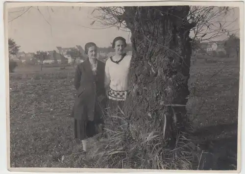 (F13193) Orig. Foto junge Damen am Baum, bei Leipzig 1920er