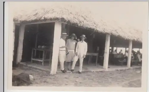 (F13185) Orig. Foto Personen unter einem strohgedeckten Gebäude 1920er