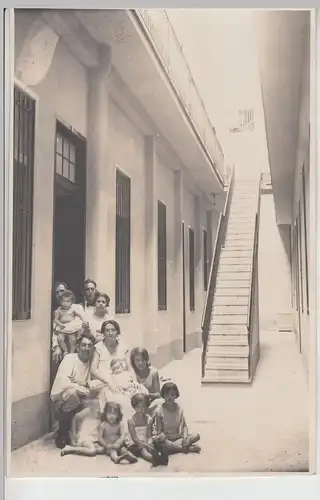 (F13175) Orig. Foto Personen u. viele Kinder zwischen Häusern, 1920er