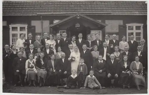(F13173) Orig. Foto Hochzeit, Gruppenbild vor einem Gebäude 1920/30er