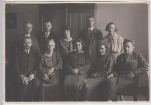 (F13163) Orig. Foto Personen, Gruppenbild im Zimmer 1920er