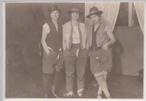 (F13162) Orig. Foto 3 Damen in Männerkleidung, Fasching, Karneval 1920er