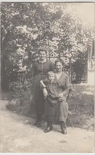 (F13160) Orig. Foto Frauen und Mädchen im Freien am Haus, 1920er
