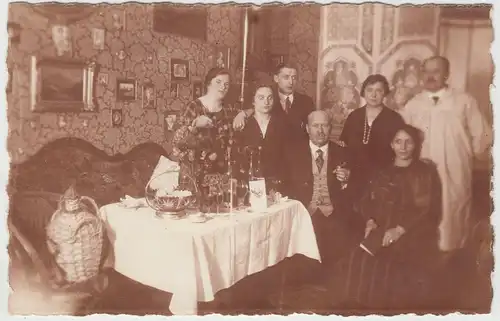 (F13158) Orig. Foto Personen im Raum, Tisch mit Geschenken 1920er