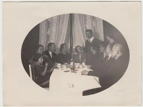 (F13157) Orig. Foto Personen sitzen am Kaffeetisch, 1920er