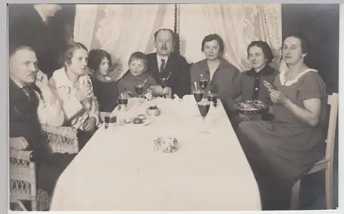 (F13156) Orig. Foto Personen sitzen am Tisch, 1920er
