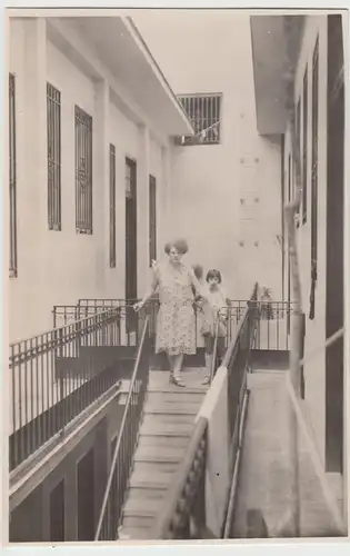 (F13154) Orig. Foto Frau u. Mädchen i. Treppenaufgang zwischen Häusern 1920er