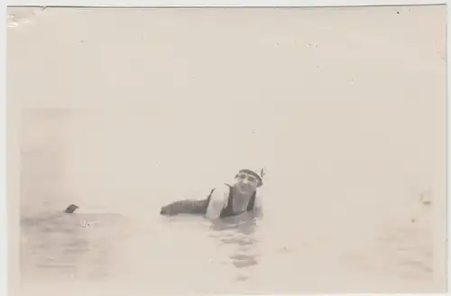 (F13153) Orig. Foto junge Frau mit Badekappe im Wasser, 1920er