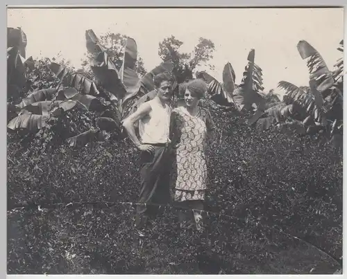 (F13152) Orig. Foto junges Paar vor Palmen, 1920er