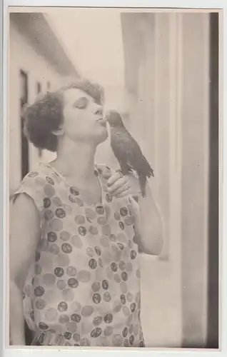 (F13150) Orig. Foto junge Frau mit Papagei, 1920er