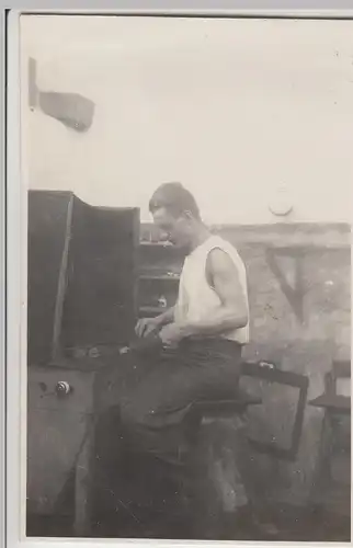 (F13147) Orig. Foto Mann an Feldschmiede o.ä., 1920er