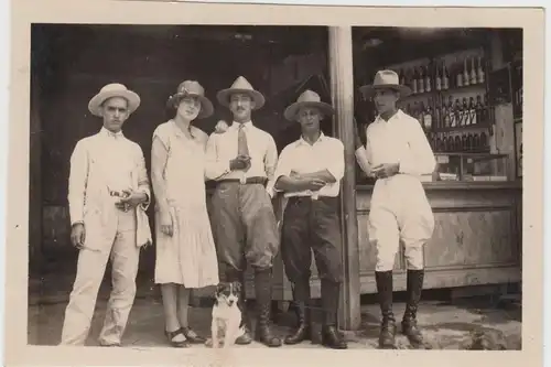 (F13146) Orig. Foto Personen in einem Laden, Männer m. Zigarre u. Hut 1920er