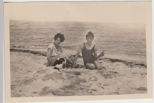 (F13145) Orig. Foto Paar mit Hund am Strand, 1920er